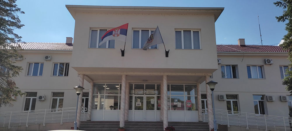 Истакнута државна застава на гради локалне самоуправе општине Медвеђа