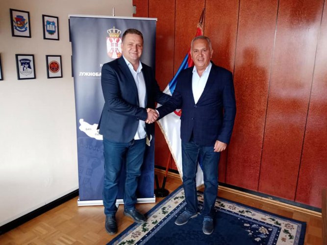 Председник општине Медвеђа, Небојша Арсић и начелник Јужнобачког управног округа (ЈБУО), Милан Новаковић се рукују